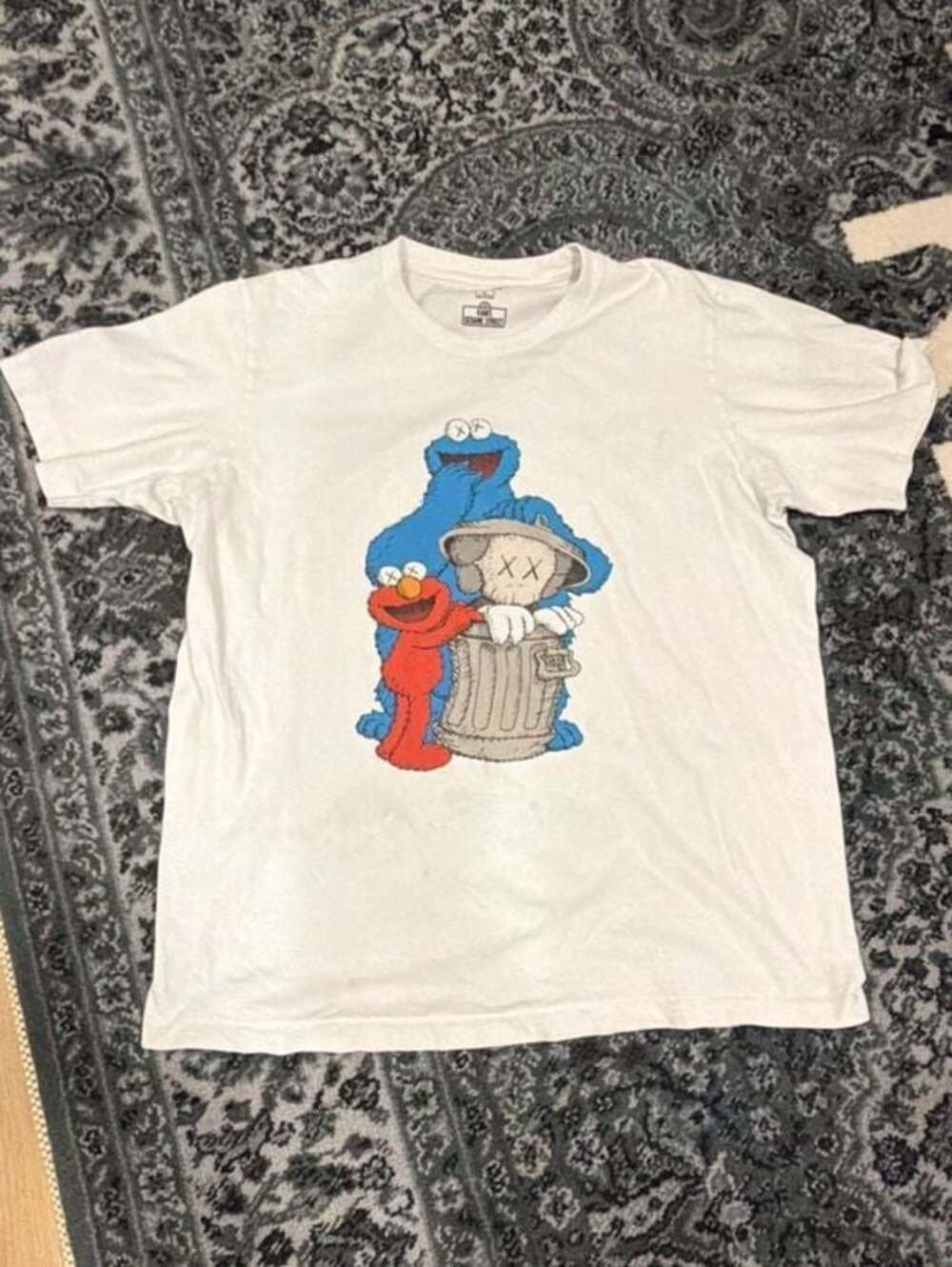 Uniqlo Kaws Sesame Street Trash Can Elmo Cookie Monster T-Shirt White US M